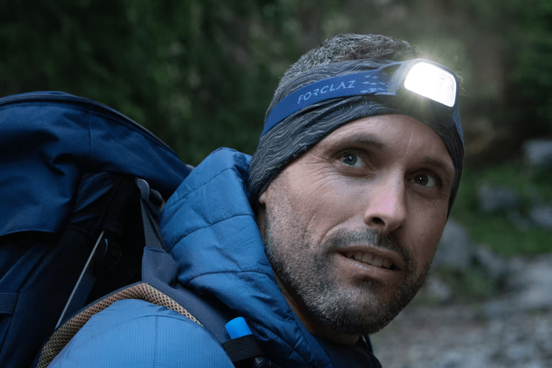 Đèn có đệm mút mềm, dây đeo điều chỉnh được