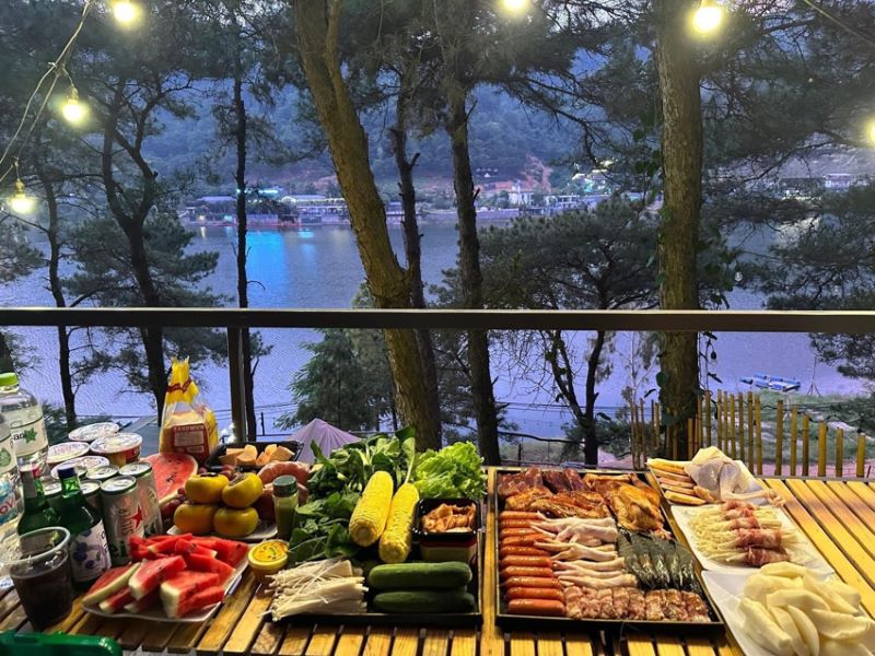 Tiệc ngoài trời ở hồ Đồng Đò