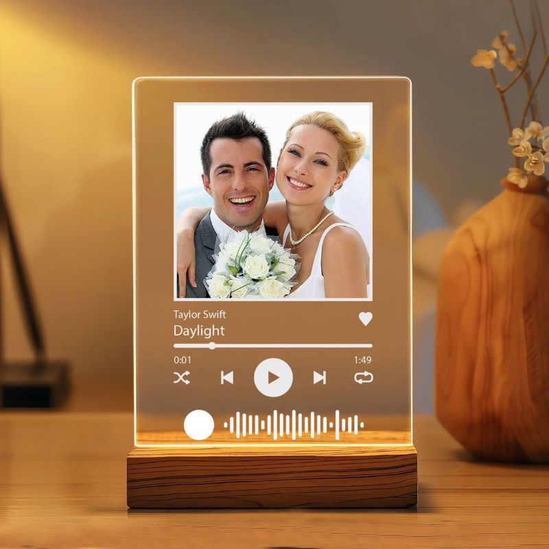 Đèn ngủ để bàn thiết kế riêng - món quà cưới giúp tô điểm căn phòng ngủ của cặp đôi - Nguồn: Internet