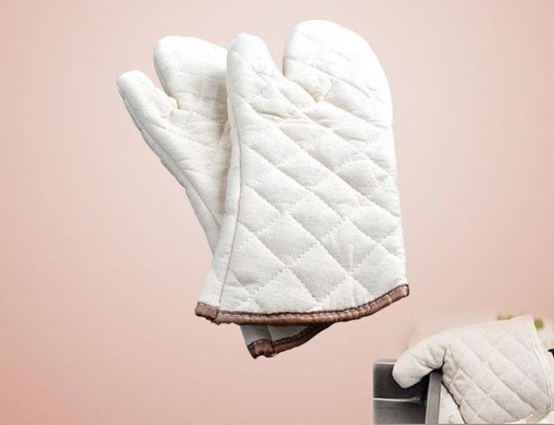 Găng tay nấu ăn là một phần không thể thiếu trong căn bếp gia đình (Nguồn: Internet)