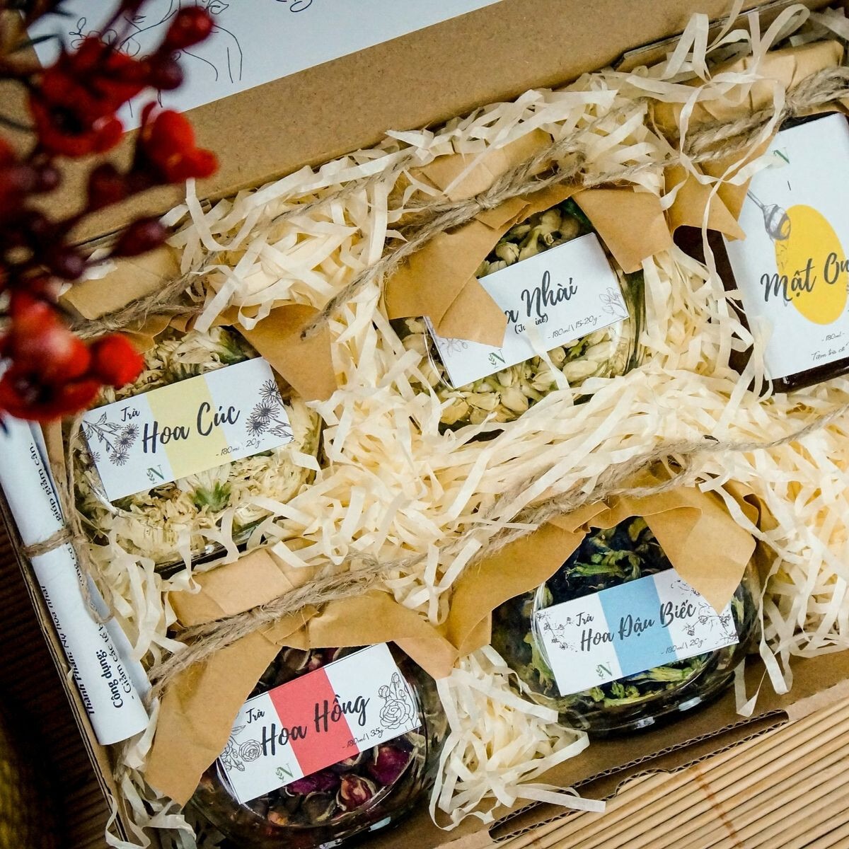 Hộp quà với nhiều loại trà khác nhau giúp sếp dễ dàng lựa chọn khi cần nghỉ ngơi, thư giãn