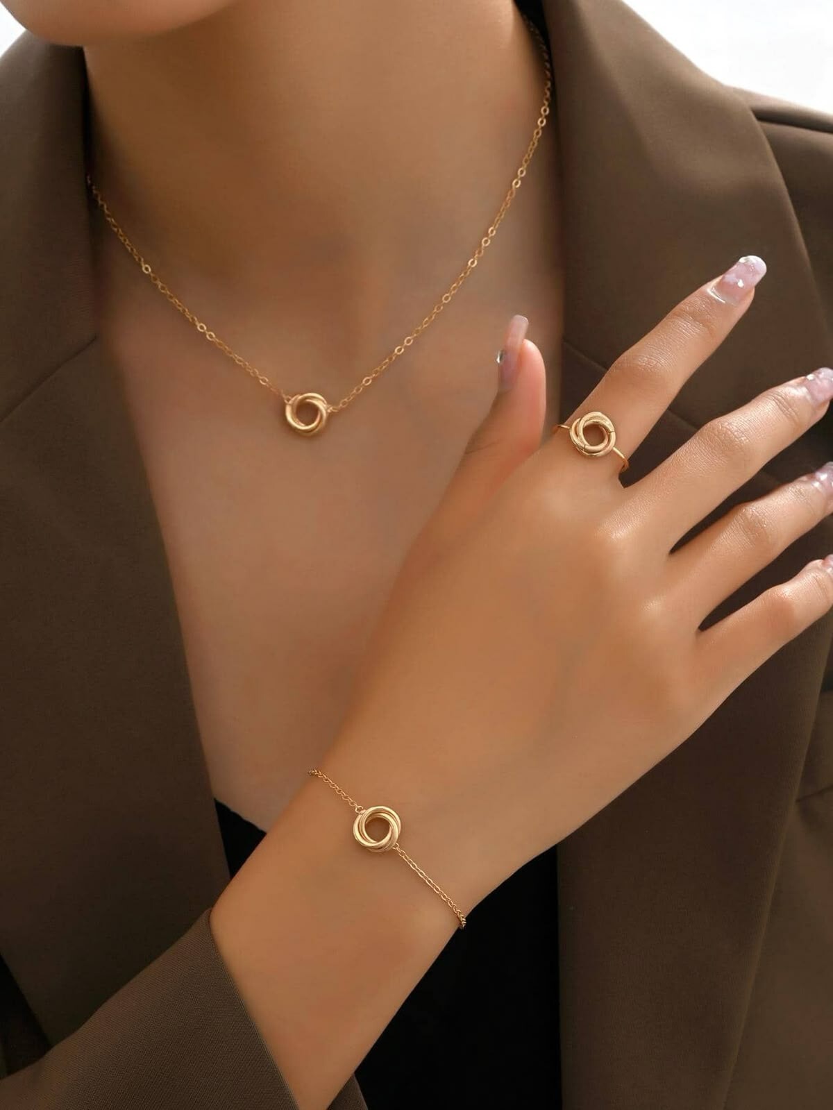 Trang sức - món quà tặng sếp nữ lên chức giúp tô điểm vẻ đẹp và nâng tầm phong cách thời trang