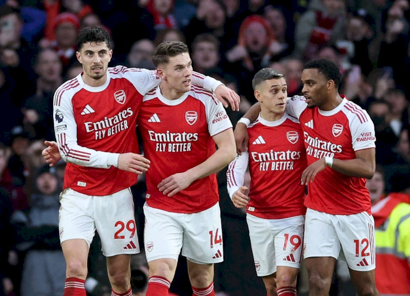 Arsenal đang đứng đầu bảng xếp hạng Premier League - Nguồn: Internet