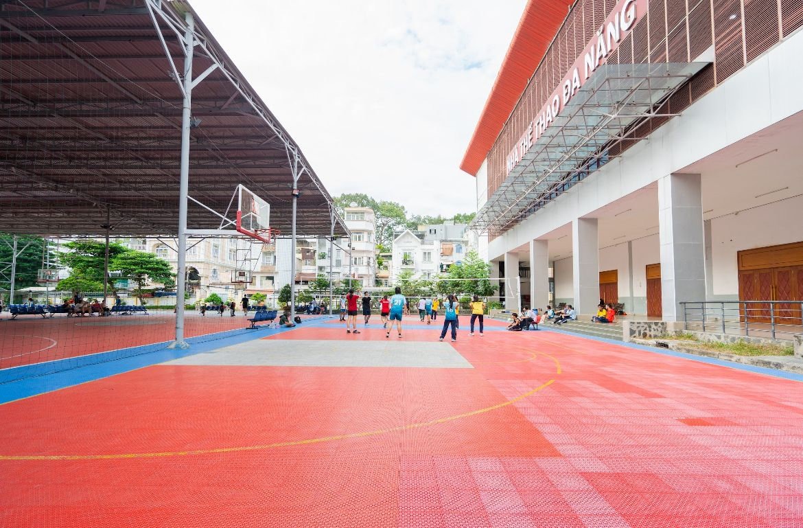 Sân Phong Sơn có giá thuê khá cao nhưng người chơi được tiếp cận cơ sở vật chất hiện đại (Nguồn: Internet)