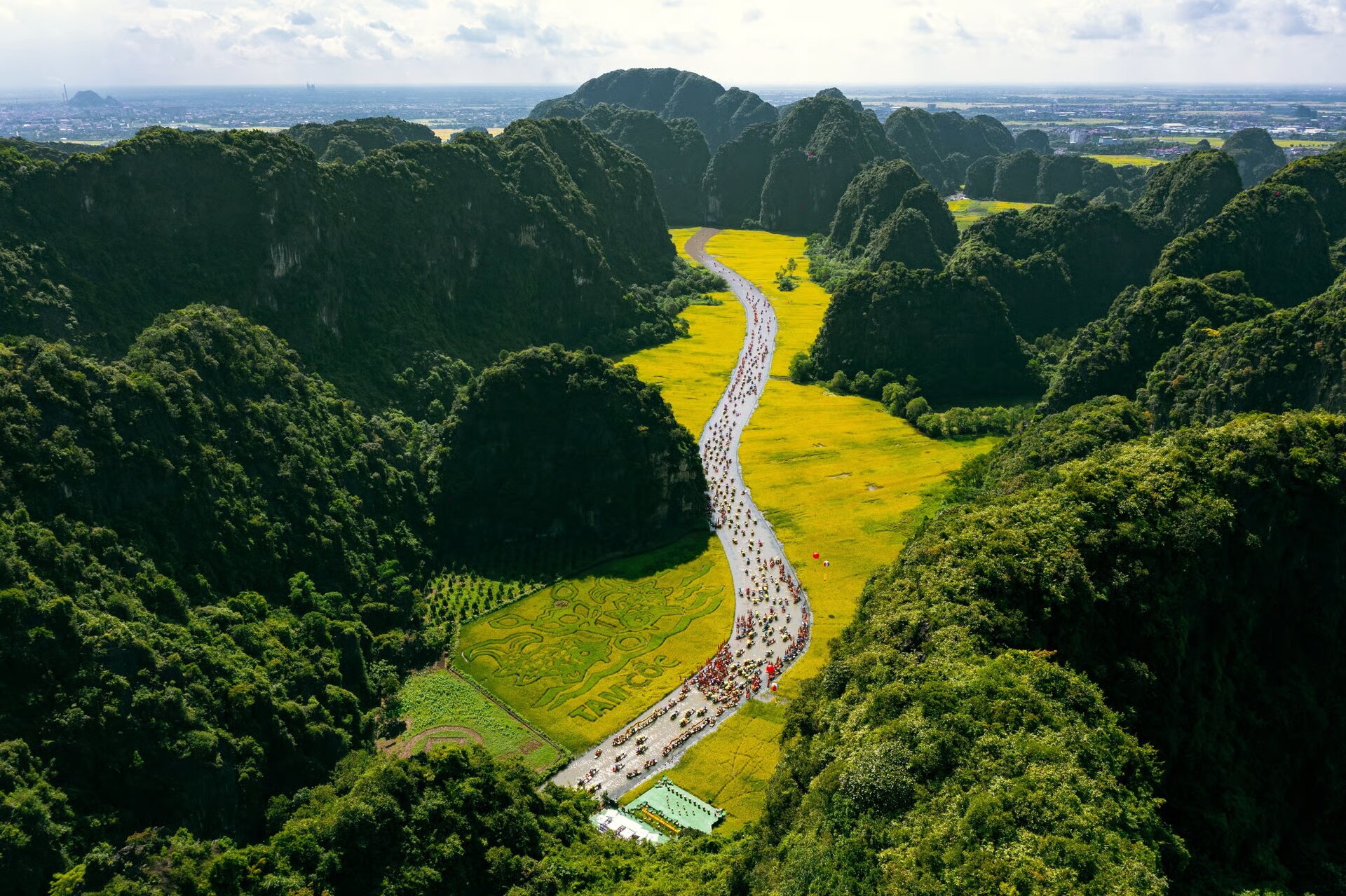 Ngôi chùa này nằm trong quần thể danh thắng Tràng An - Tam Cốc (Nguồn: Internet)