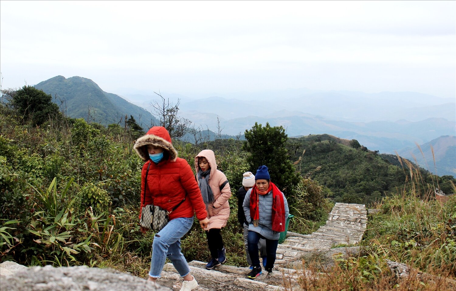 Hành trình đi bộ từ chân núi đến chùa Đồng đi qua nhiều điểm dừng chân nổi tiếng và mang lại trải nghiệm đáng nhớ cho du khách - Nguồn: Internet