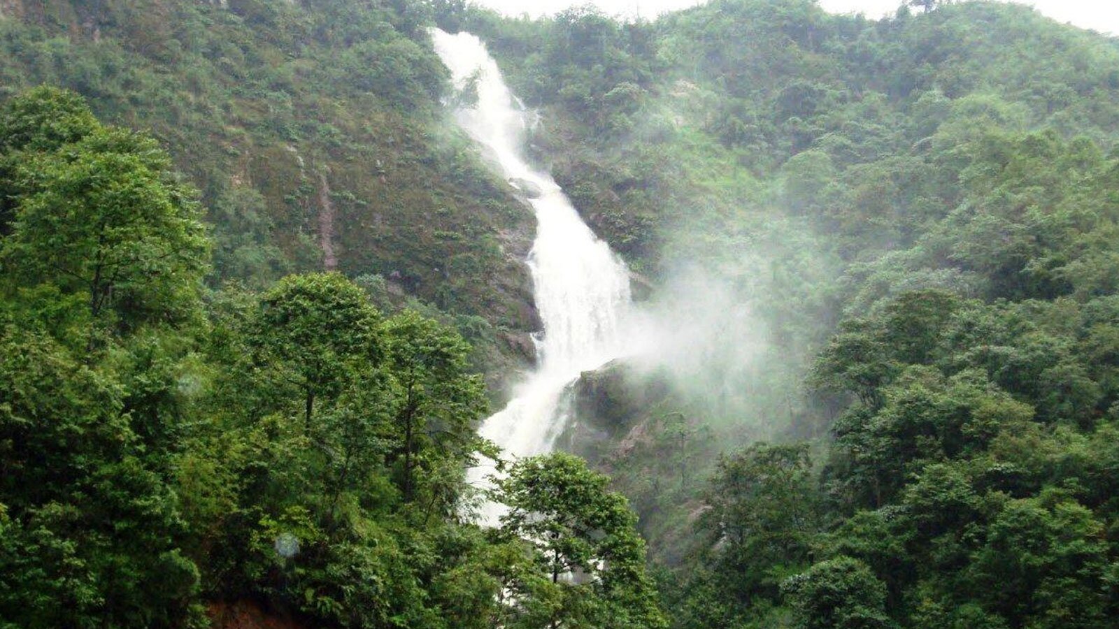 Thác Bạc - khung cảnh thiên nhiên hùng vĩ tại Tây Thiên - Nguồn: Internet