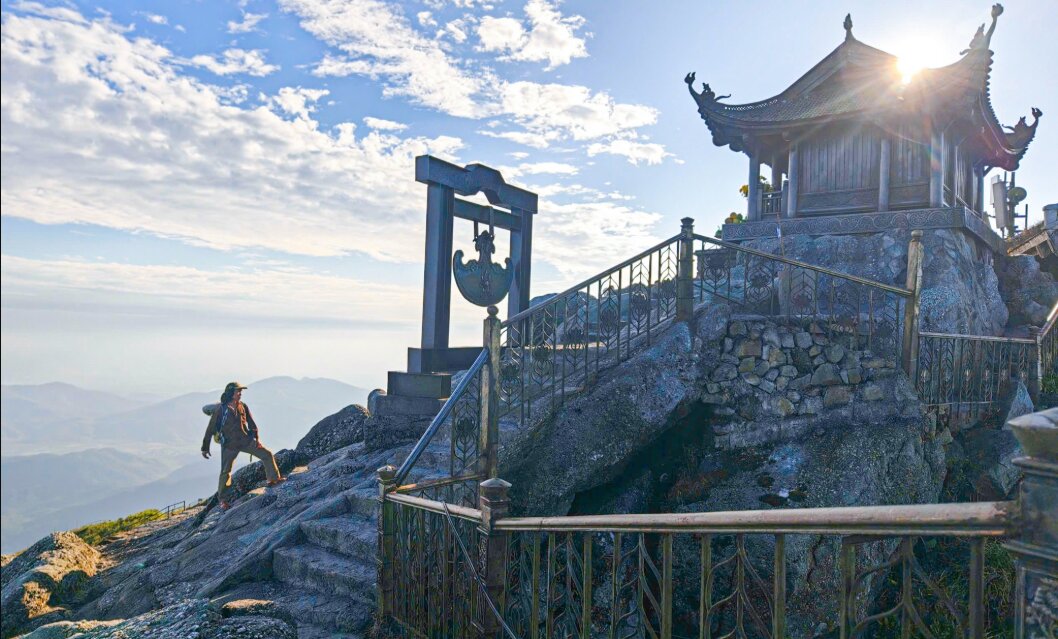 Ưu tiên trang phục gọn nhẹ và mang giày chống trượt khi trekking cung đường Tây Yên Tử (Nguồn: Internet)