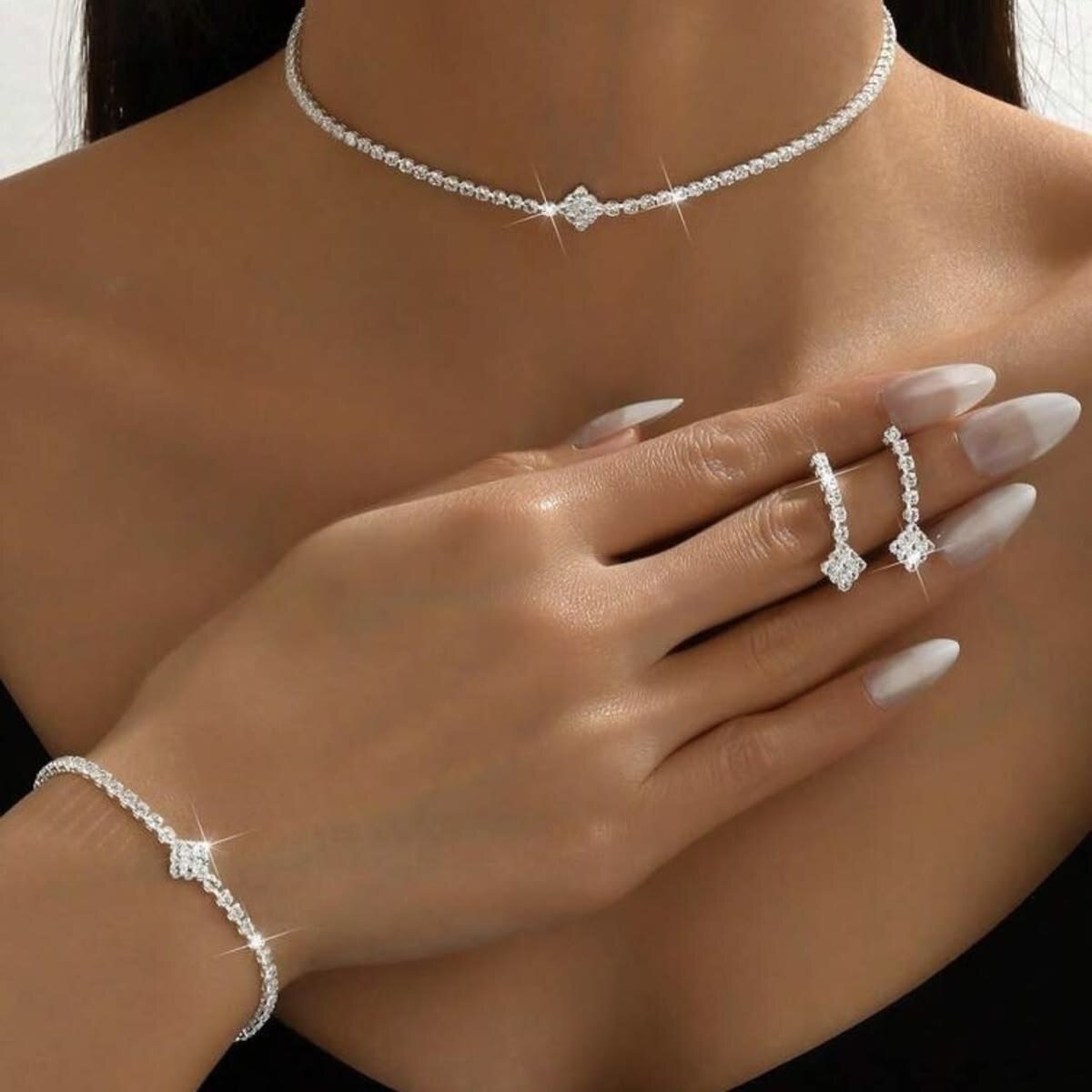 Trang sức là món quà luôn được lòng phái đẹp vì sự sang trọng và tinh tế  - Nguồn: Internet