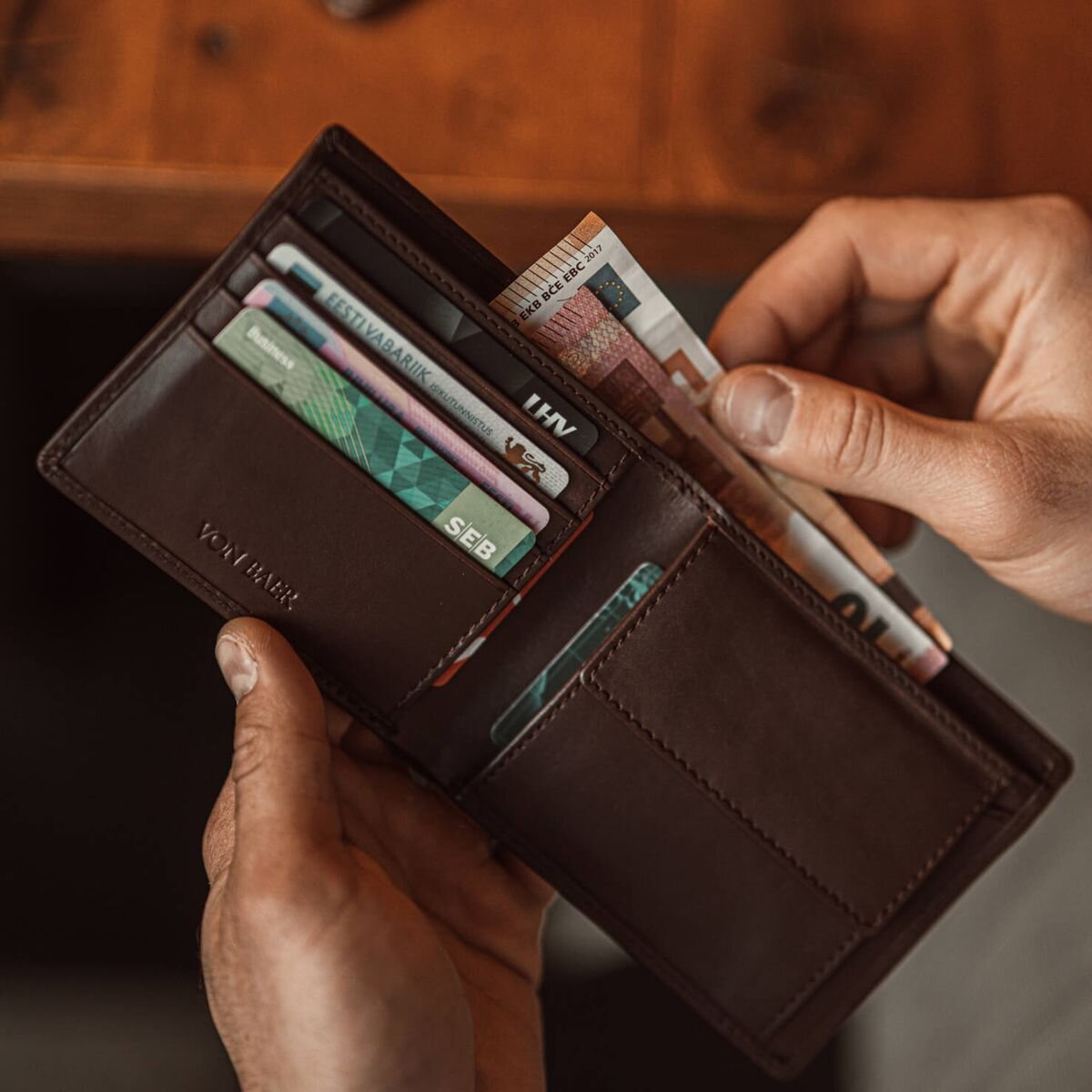 Một chiếc ví da “đúng gu” giúp nâng tầm phong cách - Nguồn: Internet