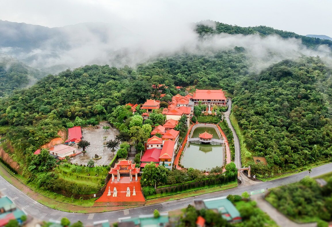 Không gian Trúc Lâm Yên Tử được bao phủ bởi rừng trúc bạt ngàn, dòng suối trong vắt và bầu không khí trong lành tạo nên một cảnh sắc vừa hùng vĩ vừa thanh bình - Nguồn: Internet