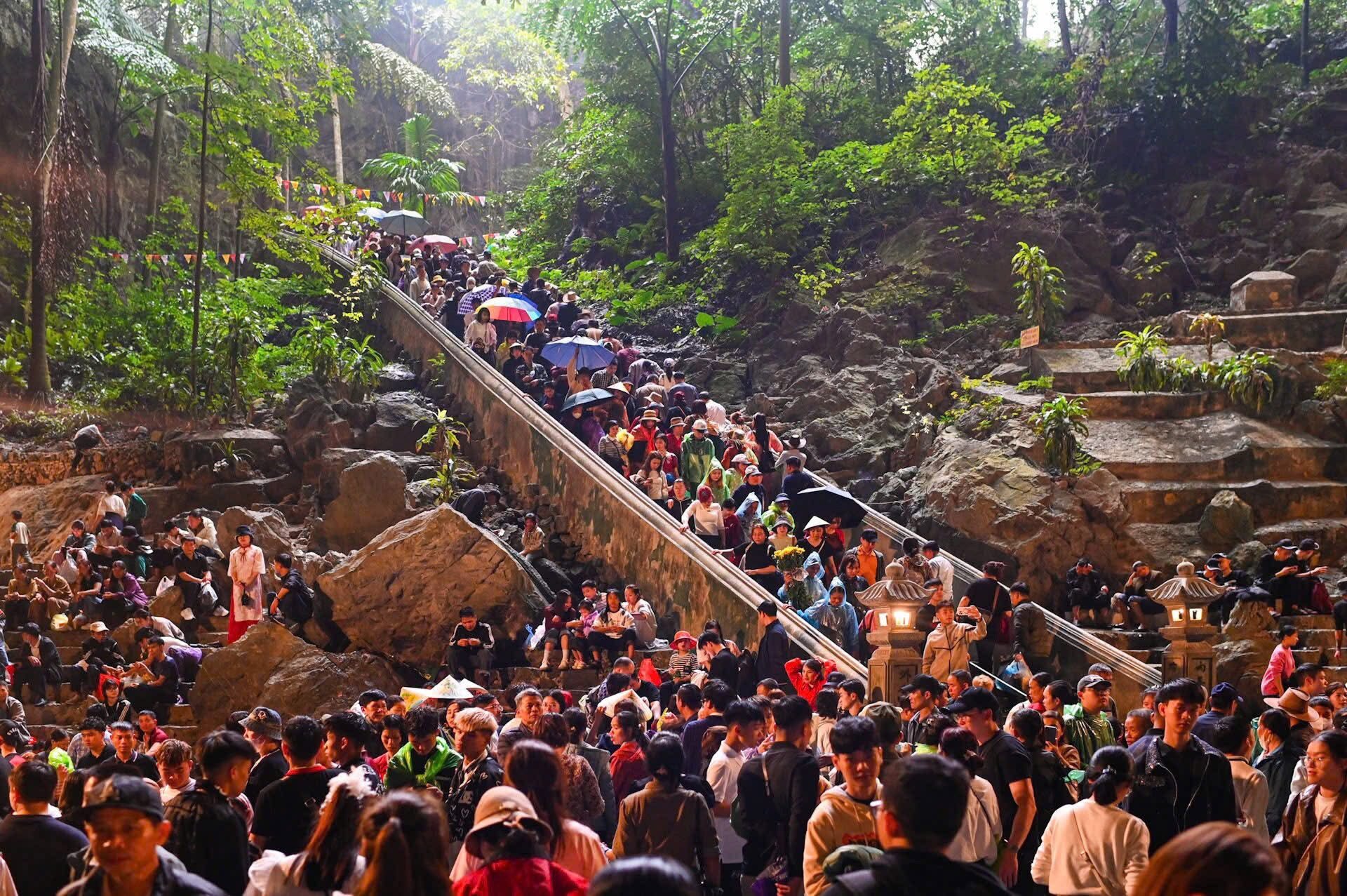 Với nhiều đổi mới từ Ban Tổ chức, lễ hội chùa Hương đã thu hút hàng chục nghìn du khách chỉ trong ngày đầu khai hội (Nguồn: Internet)