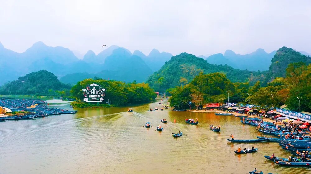 Du khách đi đò trên sông Yến để đến các điểm hội (Nguồn: Internet) 