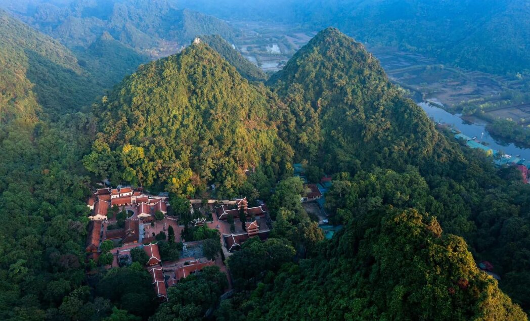 Lễ hội chùa Hương diễn ra tại quần thể danh thắng Hương Sơn - vùng đất nổi tiếng với hệ thống hang động, đền chùa cổ kính và cảnh quan núi non hùng vĩ.