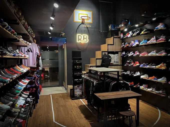 Rainbu Shop (RB) có nhiều hãng giày bóng rổ - Nguồn: Internet