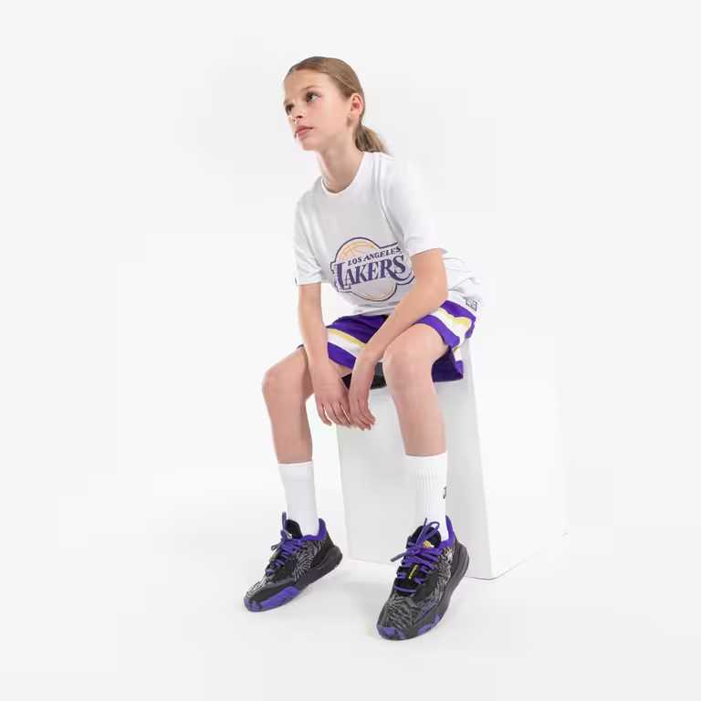 Giày bóng rổ trẻ em cổ thấp NBA Lakers Fast 900 Đen/Xanh dương - Nguồn: Decathlon
